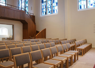 Dreieinigkeitskirche Dortmund, Stühle mit besonderen akkustischen Eigenschaften