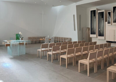 Erlöserkirche Köln-Weidenpesch, Stühle in Eiche mit akkustisch verbessernden Eigenschaften
