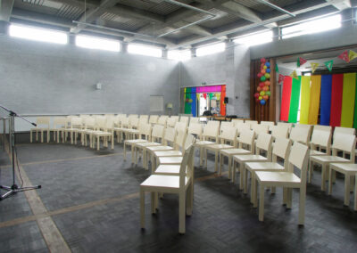 Evangelische Kirche Neuss, Stühle in Birke Schichtholz