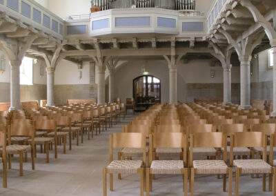 Evangelische Kirche in Bad Schandau, nach Oder-Hochwasser renoviert, Stühle geflochten mit Seegras