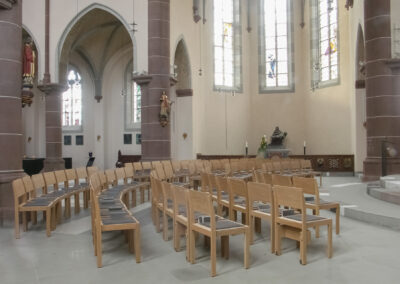 Grabeskirche St. Cyriakus Düren, Stühle in Eiche mit Filzsitz; Reihenverbindung und Gesangbuchablage