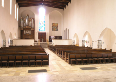 Stühle und Hocker für die Liebfrauenkirche Darmstadt sowie Sitzbankpolster aus Filz für die ganze Kirche